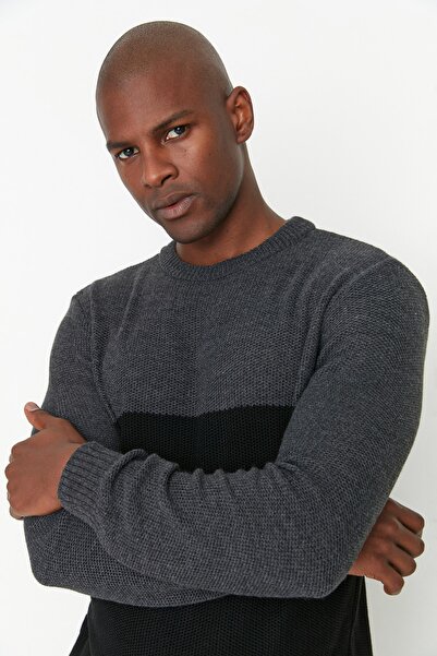 Trendyol Collection Schwarzer Slim-Fit-Strickpullover mit Rundhalsausschnitt und Farbblockierung TMNAW21KZ0544