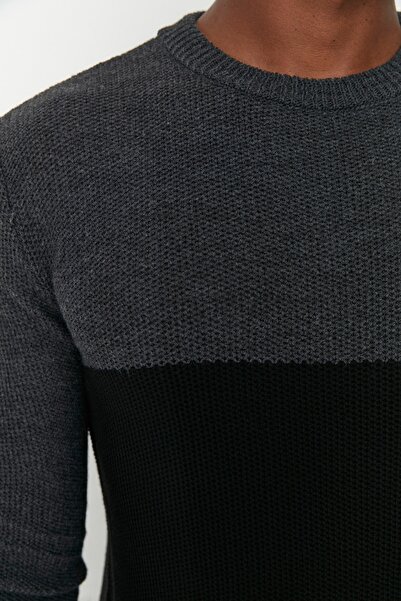 Trendyol Collection Schwarzer Slim-Fit-Strickpullover mit Rundhalsausschnitt und Farbblockierung TMNAW21KZ0544