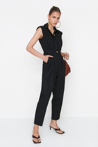 Trendyol Collection Schwarzer ärmelloser Jumpsuit aus Gabardinegewebe mit Hemdkragen TWOSS21TU0233