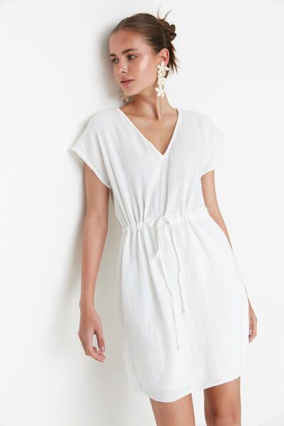 Trendyol Collection Tkana sukienka z falbaną w kolorze ecru TWOSS22EL00739