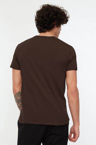 Trendyol Collection Dunkelbraunes, schmal geschnittenes Basic-T-Shirt mit Rundhalsausschnitt aus 100 % Baumwolle TMNSS19BO0001