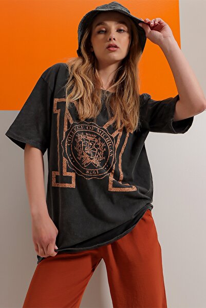 Trend Alaçatı Stili Dámské velbloudí antracitové tričko s digitálním potiskem, pratelné oversize tričko ALC-X7981