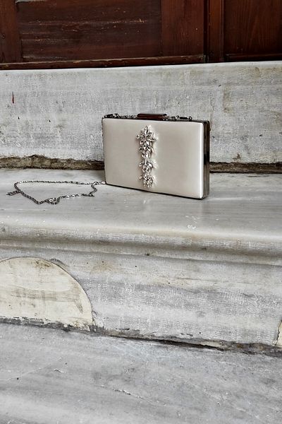 LA CALZATURE Βραδινό φόρεμα Mother of Pearl Satin Star Stone αξεσουάρ Λεπτή θήκη Γωνιακή Μοντέλο Γυναικεία Τσάντα