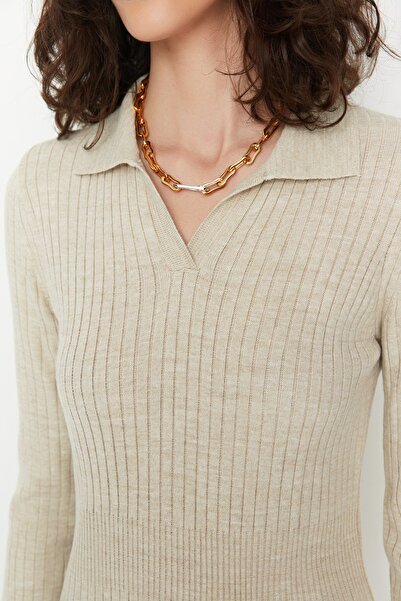 Trendyol Collection Rochie tricot midi bej cu decolteu polo - TWOAW22EL1376