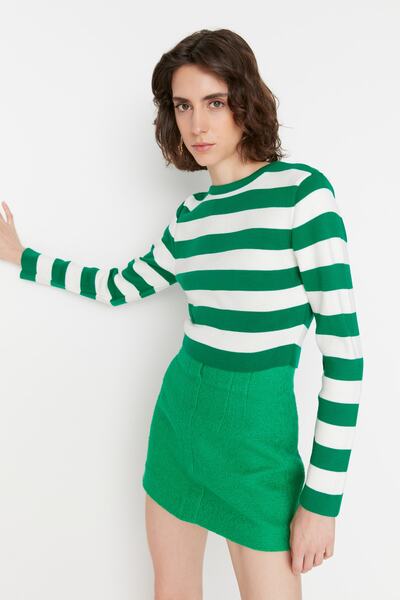Kolekcia Trendyol Green Crop Basic pruhovaný sveter TWOAW23KZ00034