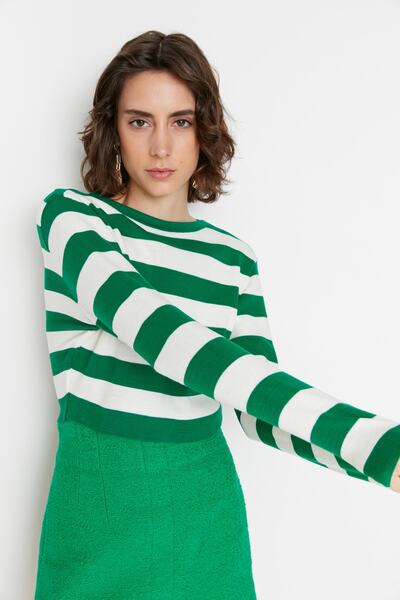 Kolekcia Trendyol Green Crop Basic pruhovaný sveter TWOAW23KZ00034