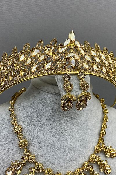 Hobigram مجموعة تاج وقلادة هينا للعروس من Mia باللون العسلي للعروس المميزة - إكسسوار الزفاف، تصميم أنيق -