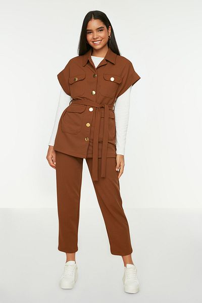 Trendyol Modest Kamelfarbener, goldfarbener Strickanzug mit Weste und Hose mit Knöpfen TCTAW22US0062