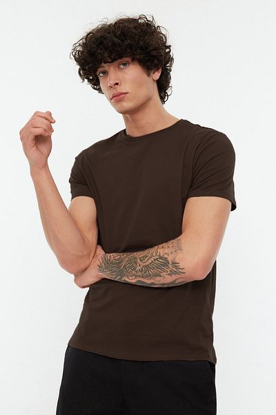Trendyol Collection Dunkelbraunes, schmal geschnittenes Basic-T-Shirt mit Rundhalsausschnitt aus 100 % Baumwolle TMNSS19BO0001