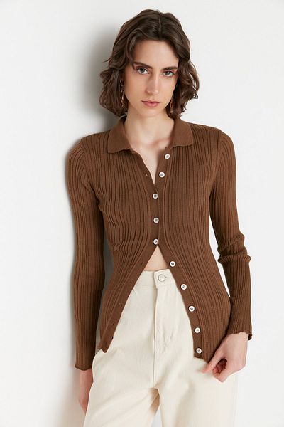Trendyol Collection Brauner, merzerisierter, gerippter Strickpullover mit Polokragen TWOAW20HI0070