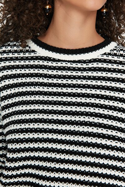 Trendyol Collection Pulover negru din tricotaje cu dungi crop TWOAW23KZ00412