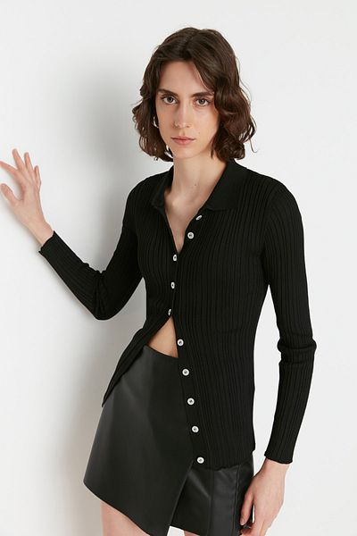 Trendyol Collection Schwarzer gerippter Strick-Cardigan mit Polokragen TWOAW20HI0070