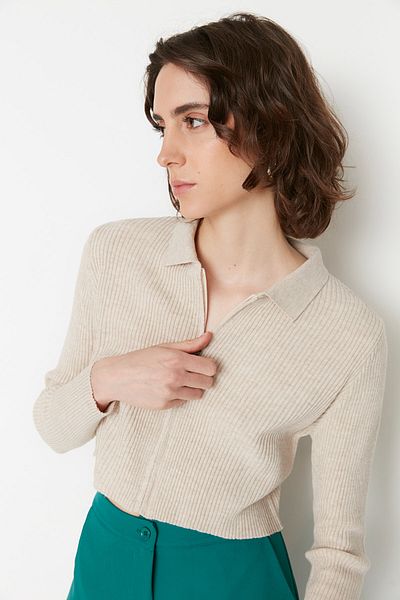 Trendyol Collection Beigefarbene, kurze Strickjacke mit Reißverschluss TWOAW21HI0154
