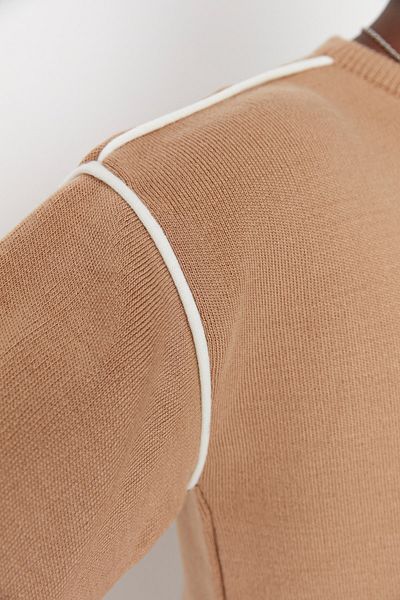 Trendyol Collection Oversize velbloudí pletený svetr – výstřih, detail paspulky TMNAW22KZ0142