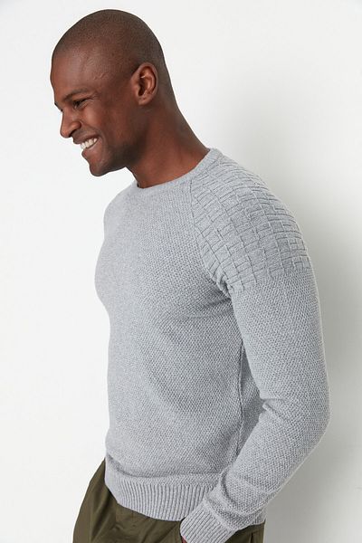 Trendyol Collection Grauer Strickpullover mit Rundhalsausschnitt und schmaler Passform – Strukturierte Schulterdetails TMNAW21KZ1587