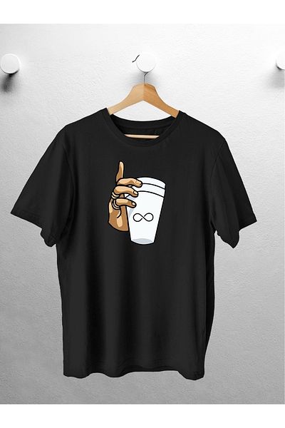 CANDEL Tricou negru supradimensionat care ține o cupă