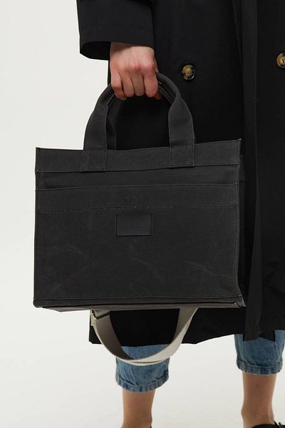 Manuka Mittelgroße Canvas-Tasche mit Wascheffekt in Schwarz