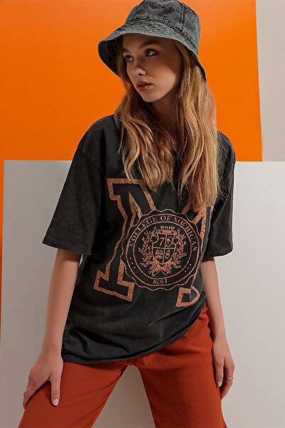 Trend Alaçatı Stili Dámské velbloudí antracitové tričko s digitálním potiskem, pratelné oversize tričko ALC-X7981