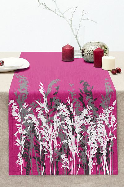 Realhomes White and Gray Floral Motif Stitched Raschel Knitted Runner on Fuchsia Floor