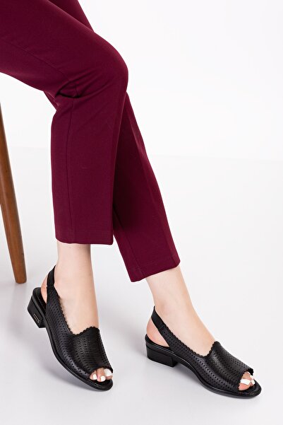 Akgün Terlik صندل نسائي يومي مصنوع من الجلد الطبيعي باللون الأسود