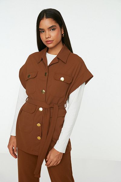 Trendyol Modest Kamelfarbener, goldfarbener Strickanzug mit Weste und Hose mit Knöpfen TCTAW22US0062