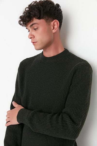 Trendyol Collection Strukturierter Strickpullover mit Rundhalsausschnitt in Khakifarbe - TMNAW23KZ00028