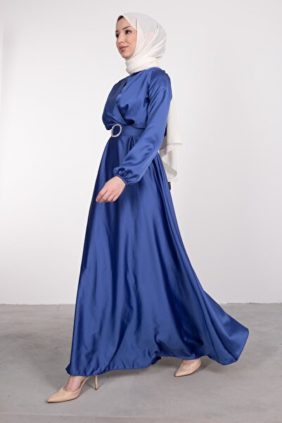 Lamia Giyim فستان سهرة بحزام ذو ياقة مدورة وتفاصيل متقاطعة