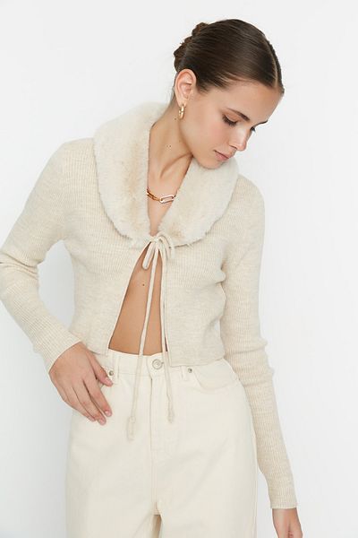 Trendyol Collection Μπεζ πλεκτή ζακέτα - γιακάς από ψεύτικη γούνα με λεπτομέρεια γραβάτας TWOAW23HI00007