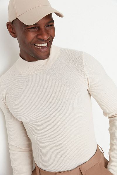 Trendyol Collection Ecrufarbener, gerippter Unisex-Pullover aus Baumwolle – halber Rollkragen TMNAW21KZ0553
