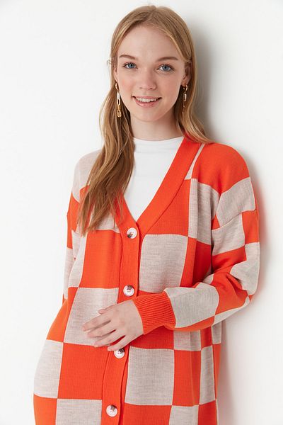Trendyol Modest Orangefarbener Strick-Cardigan mit Schachbrettmuster TCTAW22TH0083