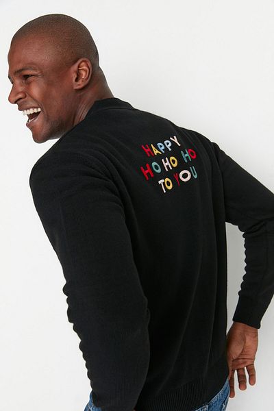Trendyol Collection Schwarzer Cardigan mit Neujahrsmotiv und normaler Passform – Textdetail auf der Rückseite TMNAW22HI0815