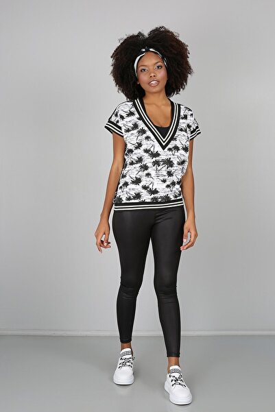 Banadamoda Tricou alb cu decolteu în V cu model de palmier și detaliu cu nervuri