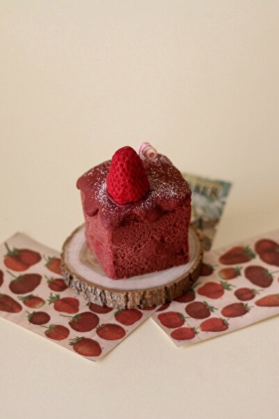 Morf Strawberry Brownie Candle, Çilekli Browni Şeklinde Vegan Çikolata Kokulu Doğal El Yapımı Soya Mum