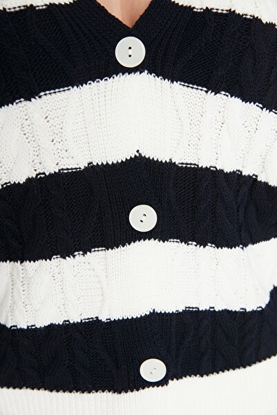 Trendyol Curve Черно-бяла трикотажна жилетка на райе TBBAW23AV00007