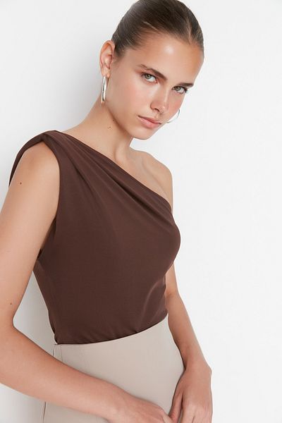 Trendyol Collection Brauner flexibler Strickbody mit asymmetrischem Kragen und Druckknöpfen an der Unterseite TWOSS22BD00014