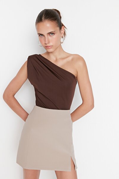 Trendyol Collection Hnědé asymetrické límcové pružné pletené tělo s patentkami zespodu TWOSS22BD00014