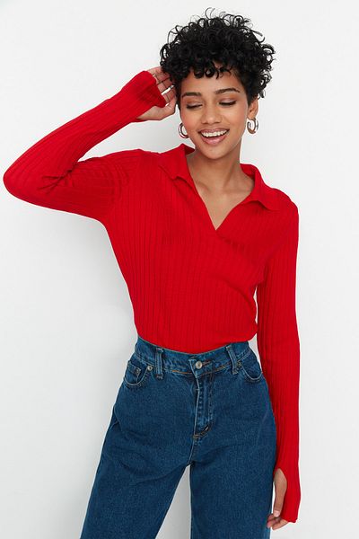 Trendyol Collection Strickpullover mit Rollkragen und roten Ärmeln TWOAW21KZ1113
