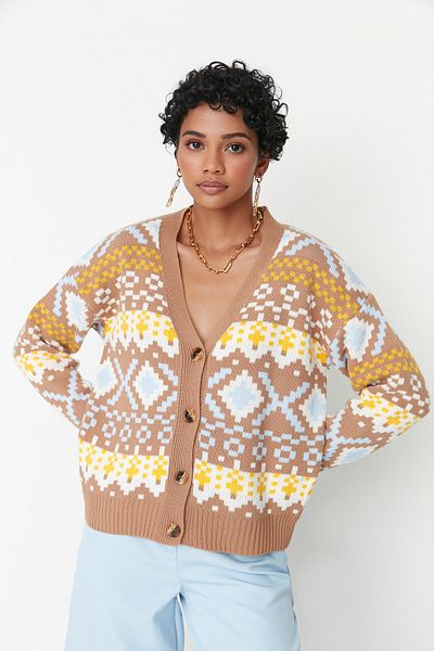 Trendyol Collection Kamelfarbene Strick-Strickjacke mit Muster TWOAW22HI0329
