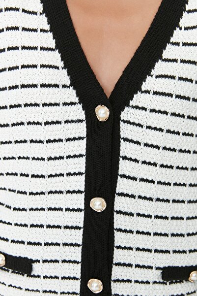 Trendyol Collection Černý proužkovaný pletený svetr TWOAW23HI00261