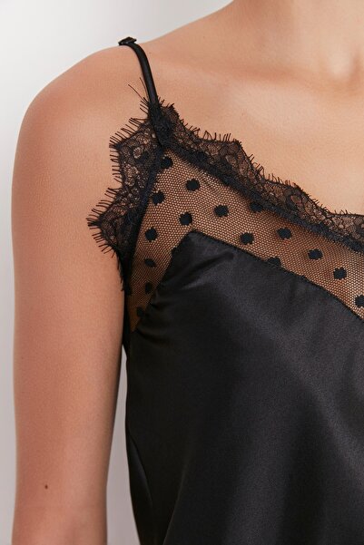 Trendyol Collection Fekete pöttyös tüll és csipke szőtt pizsama szett szatén rövidnadrággal THMSS22PT0632