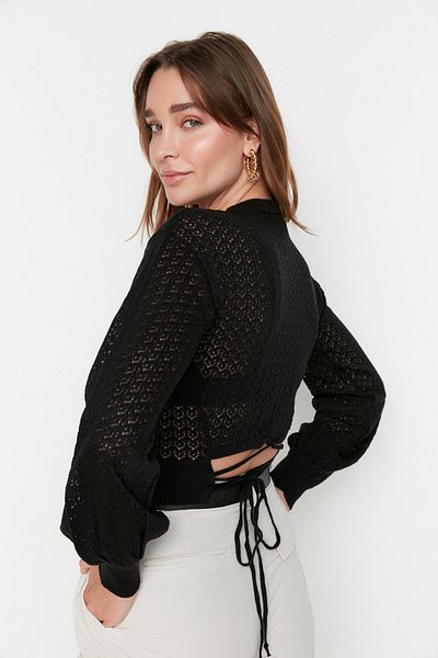 Trendyol Collection Schwarzer kurzer Strickpullover mit Lochmuster TWOAW23KZ0046