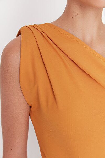 Trendyol Collection Flexibilní hořčičné tělo s asymetrickým límcem a patentkami - TWOSS22BD00014