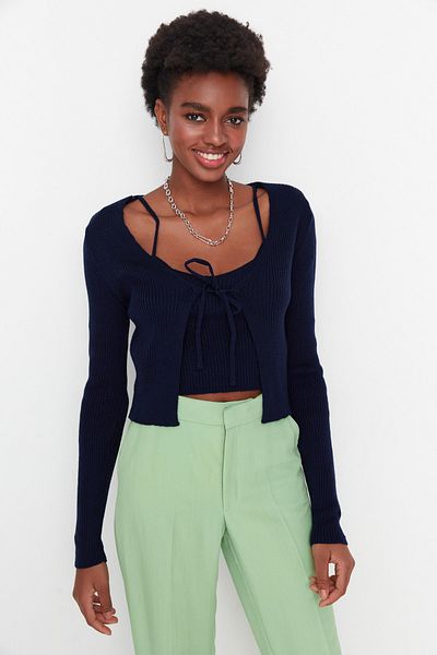 Trendyol Collection Marineblaues, kurzes Strickset mit Bluse und Strickjacke zum Binden, Strickcardigan TWOSS21HI0002