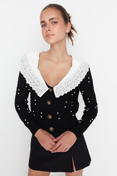 Trendyol Collection Pletený Cardigan - límec Garni, detail černé košile Twoaw23Hi00291
