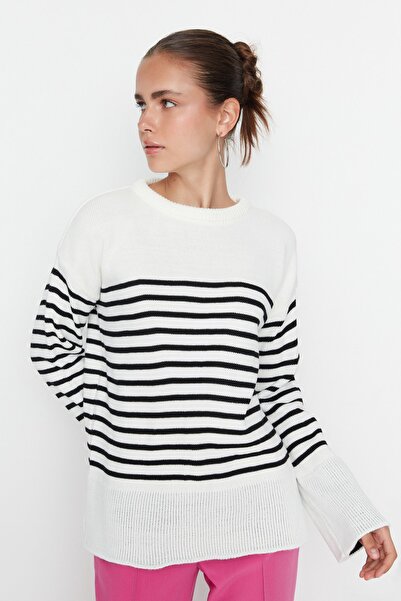 Trendyol Collection Pruhovaný pletený svetr Ecru Wide Fit TWOAW23KZ01031