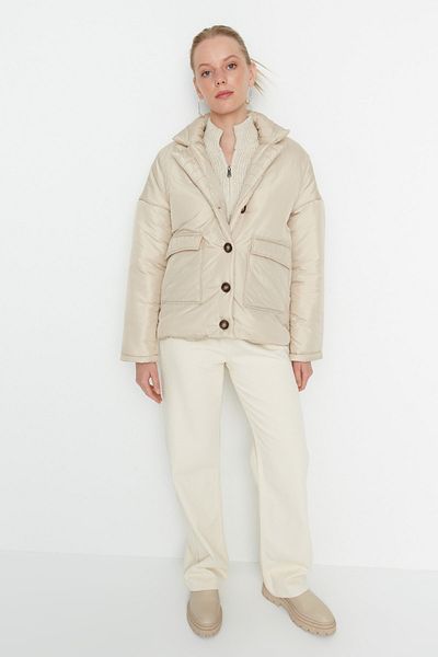 Trendyol Collection Beige Oversize-Pufferjacke mit Taschendetail TWOAW23MO00048