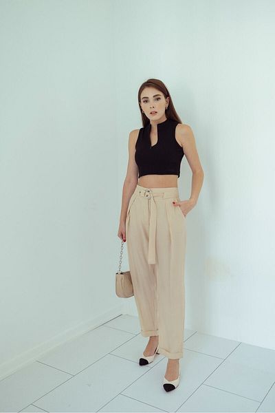 soBasic Pantaloni cu curea cu două picioare morcov plisați bej
