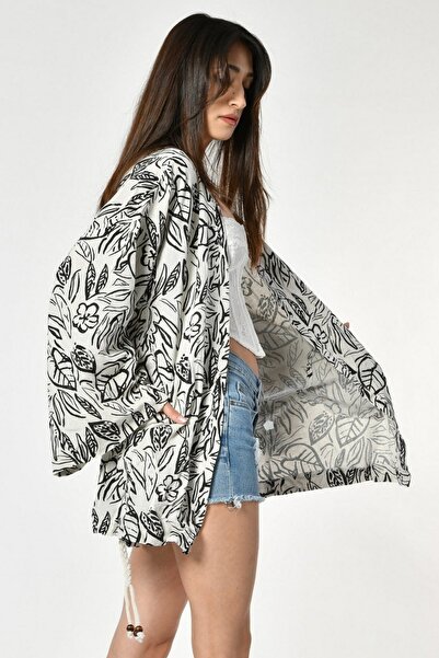 Valeur Women's Patterned Belt Detailed Kimono - Beige - Standard