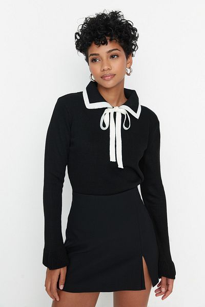 Trendyol Collection Schwarzer Strickpullover – Band- und Schleifendetail, Farbblock TWOAW23KZ0039