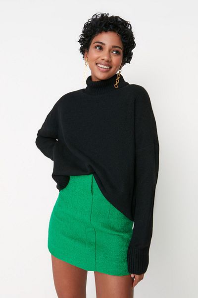 Trendyol Collection Schwarzer, weicher, strukturierter Strickpullover mit weitem Schnitt TWOAW23KZ00469